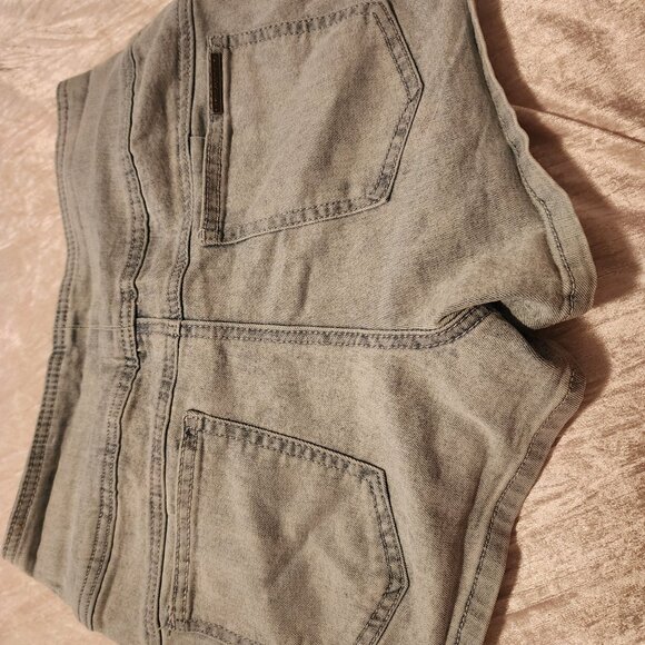 Shorts - Picture 2 of 3